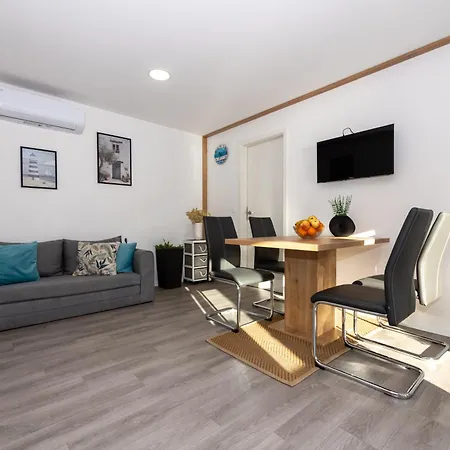 Mobilna Kucica Emma, Kamp Vala *