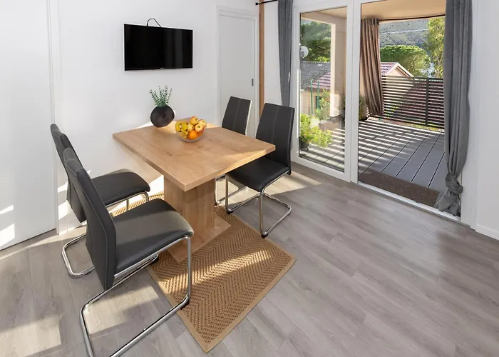 Mobilna Kucica Emma, Kamp Vala